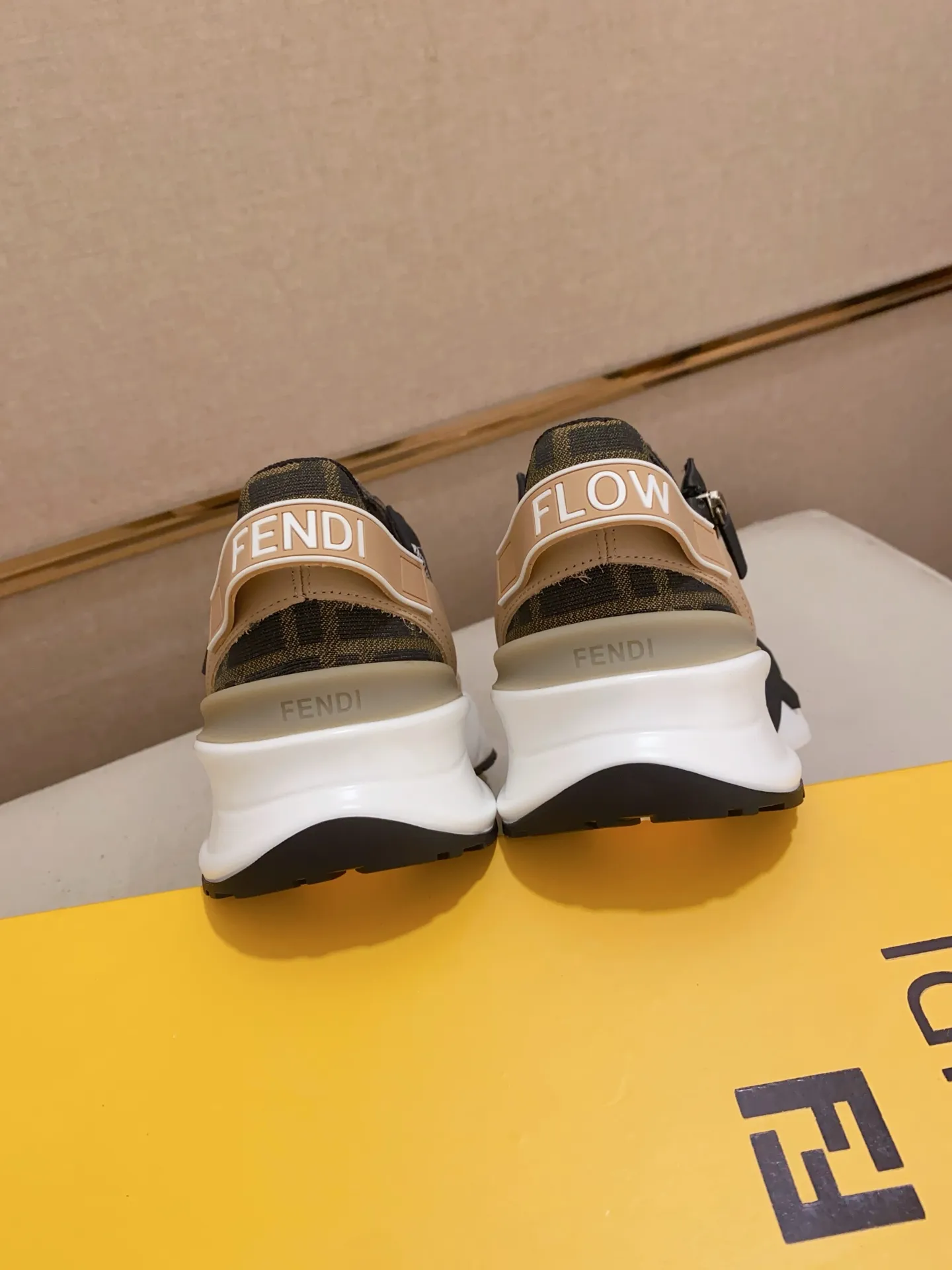 Men's shoes💰: 540💰(Higher version) [Fendi] Fendi's latest casual shoes for men! Available at counters simultaneously! A one-to-one replica of the original. Made entirely of imported top-grain calfskin, the interior is made of top-grain water-dyed cowhide, and the original factory-supplied rubber outsole. Leading new fashion concepts. Matching code: 38-44. 45 can be customized and non-returnable!